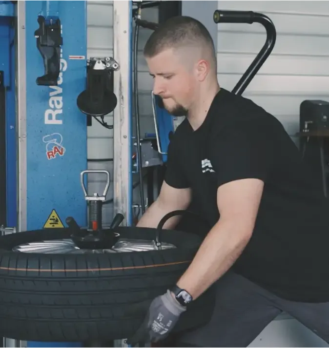 Mechaniker bei der Reifenmontage