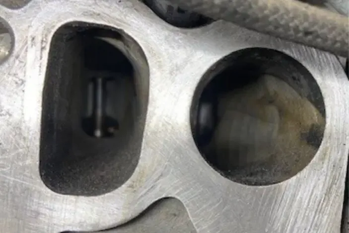 Dieselben Einlasskanäle nach dem Walnut-Blasting, metallisch blank