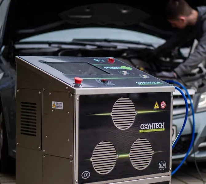 Start 4 Carbon‑Cleaning‑Center‑Maschine vor Motorraum (linke Version)