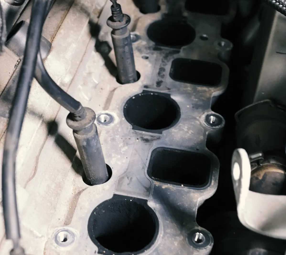 Start 3 Aufgeschraubter Motorblock in Detailansicht der Basis der Zylinderköpfen